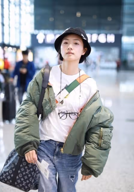 萬茜穿衣真不規矩,棉服夾克穿得七扭八歪,露出T恤挺減齡的