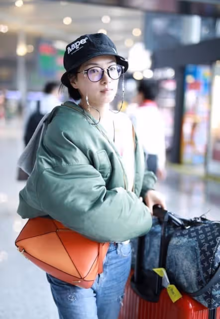 萬茜穿衣真不規矩,棉服夾克穿得七扭八歪,露出T恤挺減齡的
