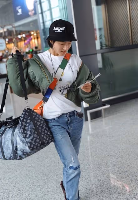 萬茜穿衣真不規矩,棉服夾克穿得七扭八歪,露出T恤挺減齡的