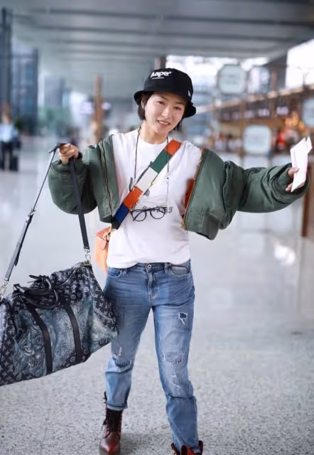 萬茜穿衣真不規矩,棉服夾克穿得七扭八歪,露出T恤挺減齡的