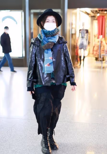 萬茜穿衣真不規矩,棉服夾克穿得七扭八歪,露出T恤挺減齡的