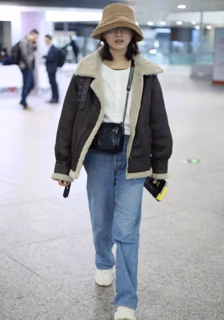 萬茜穿衣真不規矩,棉服夾克穿得七扭八歪,露出T恤挺減齡的