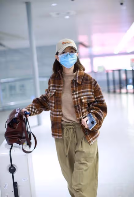 萬茜穿衣真不規矩,棉服夾克穿得七扭八歪,露出T恤挺減齡的