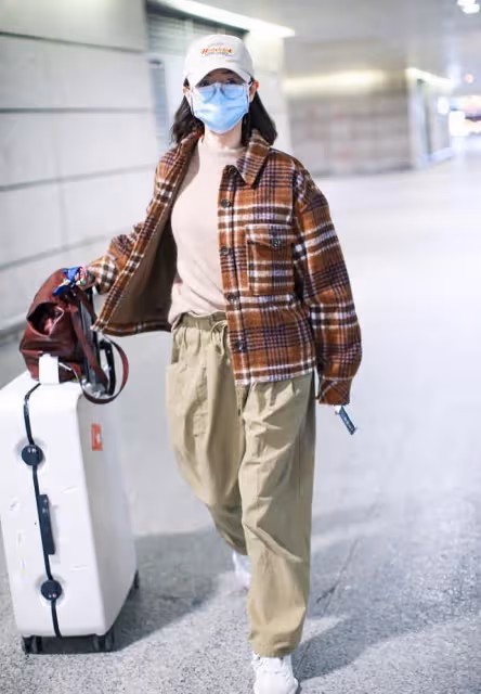 萬茜穿衣真不規矩,棉服夾克穿得七扭八歪,露出T恤挺減齡的