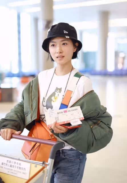萬茜穿衣真不規矩,棉服夾克穿得七扭八歪,露出T恤挺減齡的