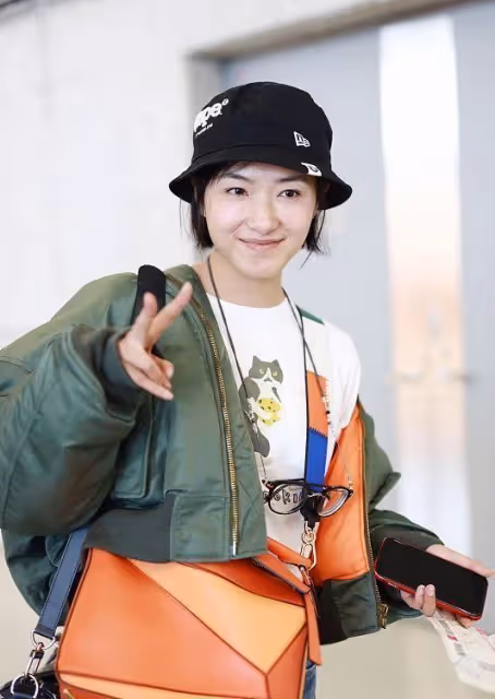 萬茜穿衣真不規矩,棉服夾克穿得七扭八歪,露出T恤挺減齡的