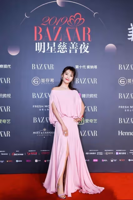 劉濤也有穿錯的時候,黑白拼接裙挺高級的,但亮片太顯小腹了