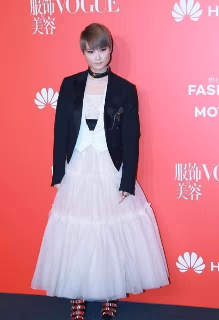 李宇春越來越有氣質了,馬甲西裝疊穿粉裙,俏皮時尚還高級