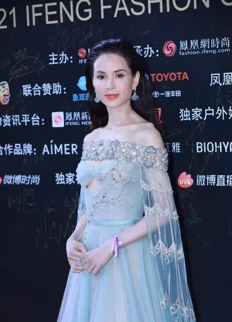 李若彤挺注重保養的,穿一字肩裙骨骼形態太清晰,看臉仍不顯老