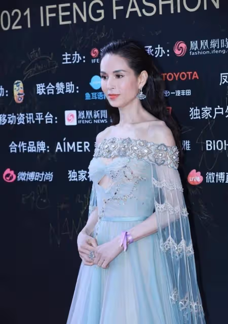 李若彤挺注重保養的,穿一字肩裙骨骼形態太清晰,看臉仍不顯老