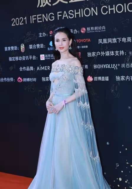 李若彤挺注重保養的,穿一字肩裙骨骼形態太清晰,看臉仍不顯老