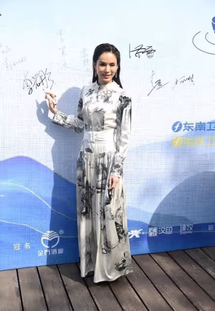 李若彤挺注重保養的,穿一字肩裙骨骼形態太清晰,看臉仍不顯老