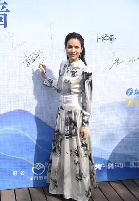 李若彤挺注重保養的,穿一字肩裙骨骼形態太清晰,看臉仍不顯老