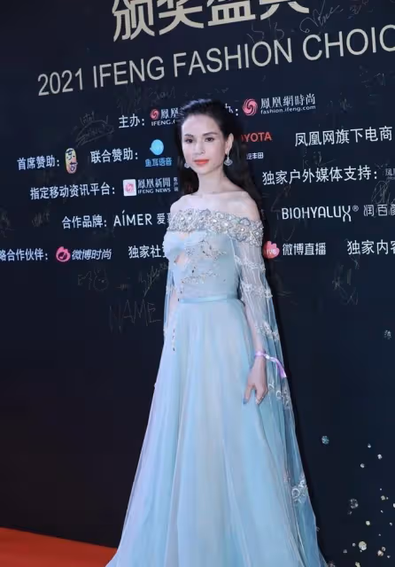 李若彤挺注重保養的,穿一字肩裙骨骼形態太清晰,看臉仍不顯老