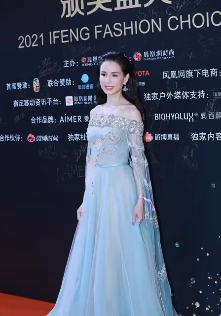 李若彤挺注重保養的,穿一字肩裙骨骼形態太清晰,看臉仍不顯老