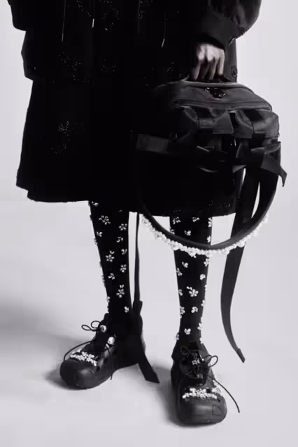 Simone Rocha x Crocs聯名開賣　洞洞鞋用水鑽、珍珠點綴超夢幻