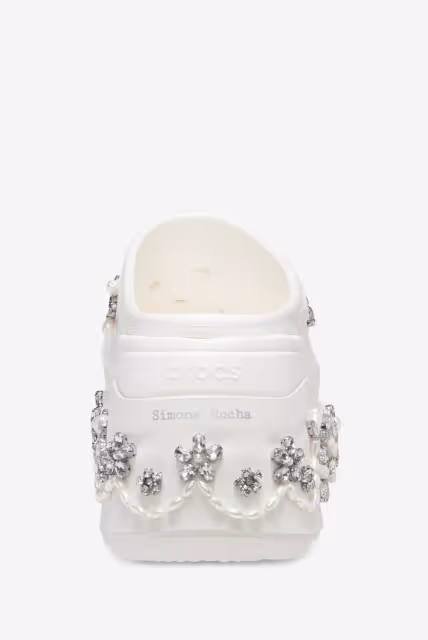 Simone Rocha x Crocs聯名開賣　洞洞鞋用水鑽、珍珠點綴超夢幻