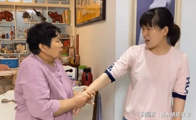 大姐返程，我送完大姐進站扭頭找母親時，發現她已經趴在了地上！