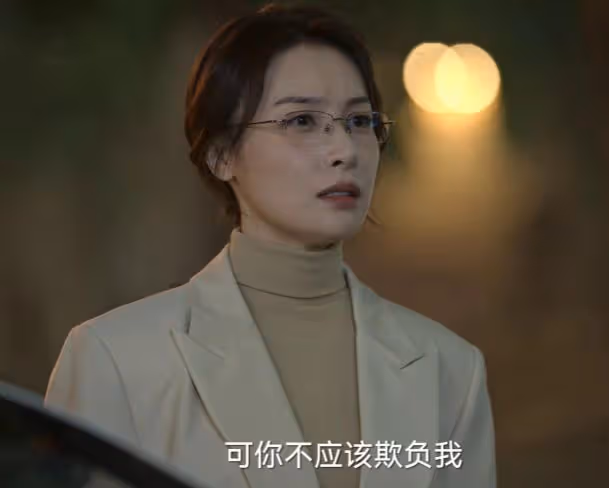 搖頭晃腦，五官亂飛，《城中之城》女二把「撩漢演技」玩出新花樣