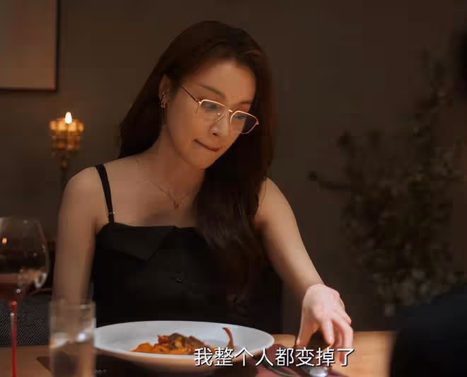搖頭晃腦，五官亂飛，《城中之城》女二把「撩漢演技」玩出新花樣