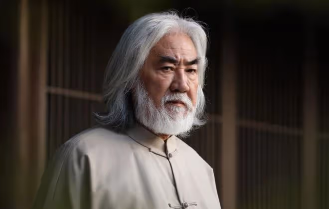 張紀中夫婦油菜花田秀恩愛，老夫少妻甜蜜日常引熱議