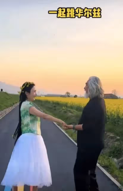 張紀中夫婦油菜花田秀恩愛，老夫少妻甜蜜日常引熱議