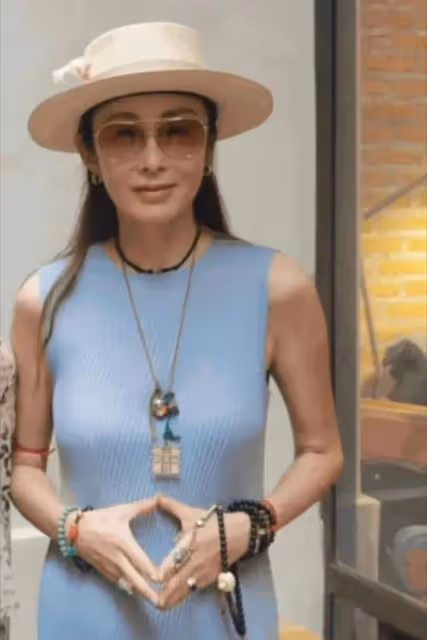 56歲穿抹胸背心的張敏，讓人看到了中老年女星的身材「尷尬」