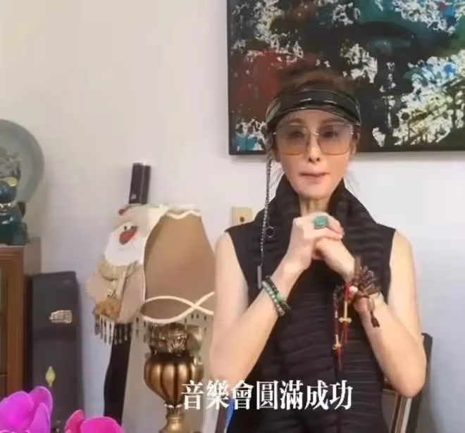 56歲穿抹胸背心的張敏，讓人看到了中老年女星的身材「尷尬」