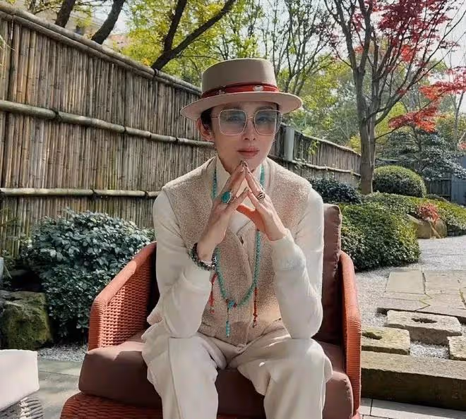 56歲穿抹胸背心的張敏，讓人看到了中老年女星的身材「尷尬」