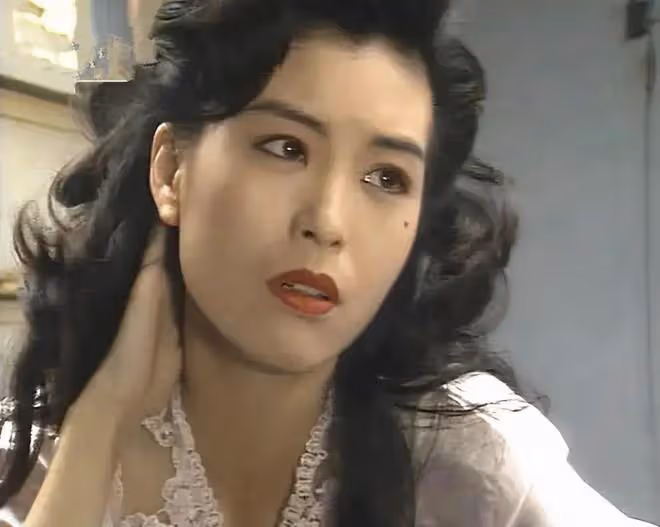 56歲穿抹胸背心的張敏，讓人看到了中老年女星的身材「尷尬」
