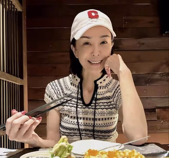 56歲穿抹胸背心的張敏，讓人看到了中老年女星的身材「尷尬」