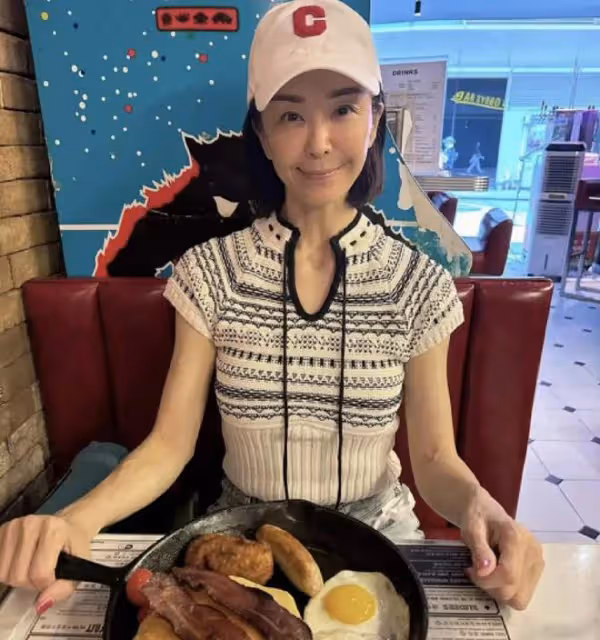 56歲穿抹胸背心的張敏，讓人看到了中老年女星的身材「尷尬」