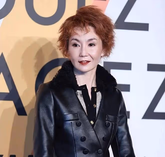 56歲穿抹胸背心的張敏，讓人看到了中老年女星的身材「尷尬」