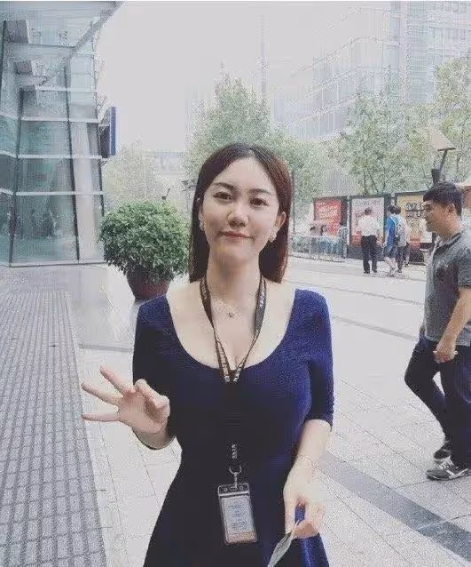 86歲富豪藝術家宣布4婚，嬌妻身份被扒，身材火辣大量私照流出