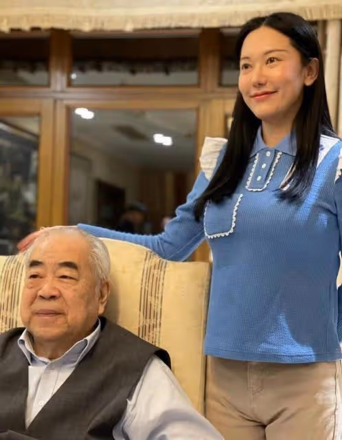 86歲富豪藝術家宣布4婚，嬌妻身份被扒，身材火辣大量私照流出