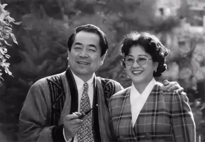 86歲富豪藝術家宣布4婚，嬌妻身份被扒，身材火辣大量私照流出