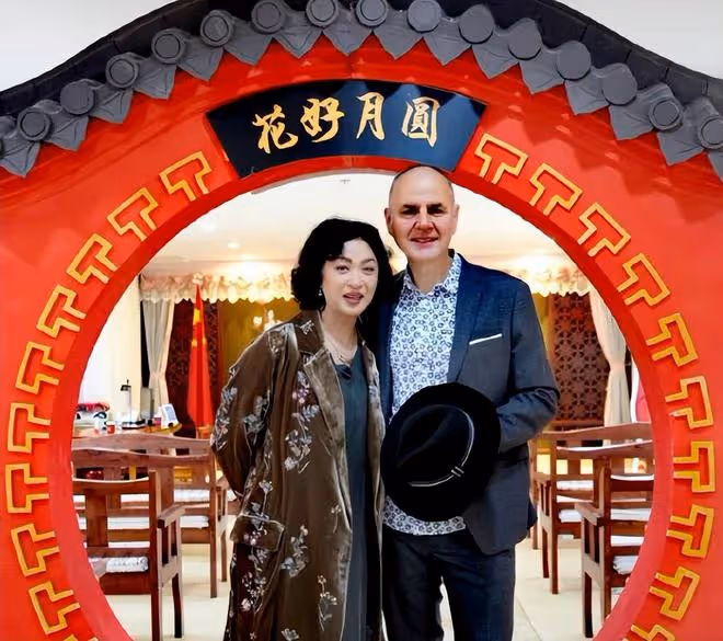 金星和漢斯重新登記結婚，她為了孩子等待這一刻已有18年