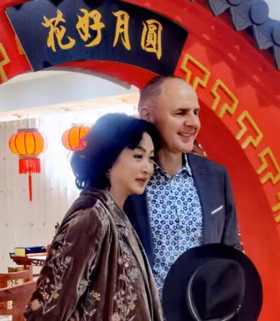 金星和漢斯重新登記結婚，她為了孩子等待這一刻已有18年