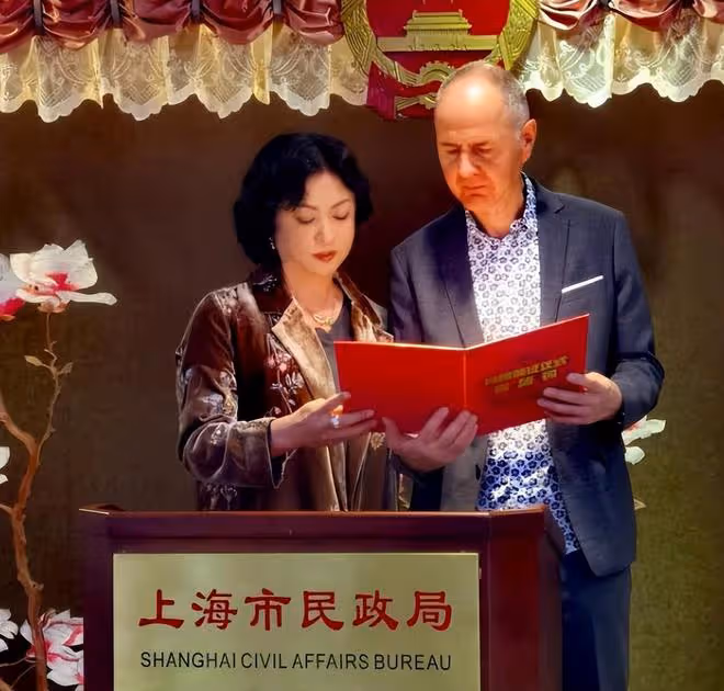 金星和漢斯重新登記結婚，她為了孩子等待這一刻已有18年