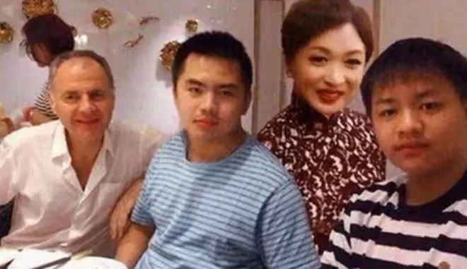 金星和漢斯重新登記結婚，她為了孩子等待這一刻已有18年