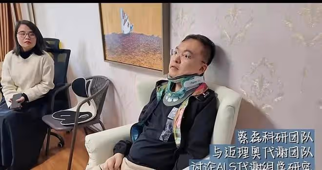 心酸！蔡磊必須戴頸托，鬱悶自己戴了不帥了，兒子安慰爸爸像超人