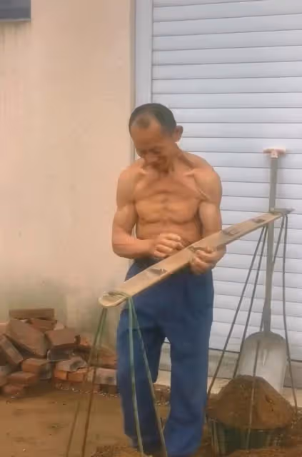 67歲農民工大爺，一身肌肉勝過健美運動員，挑200斤水泥走得飛快