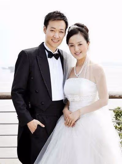 他們戲裡戲外都是夫妻,結婚多年恩愛如初,堪稱娛樂圈愛情模範