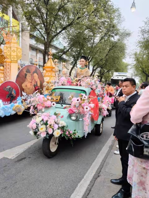 范冰冰坐三輪車巡遊曼谷,被嘲落魄又掉價,生圖曝光老太多!