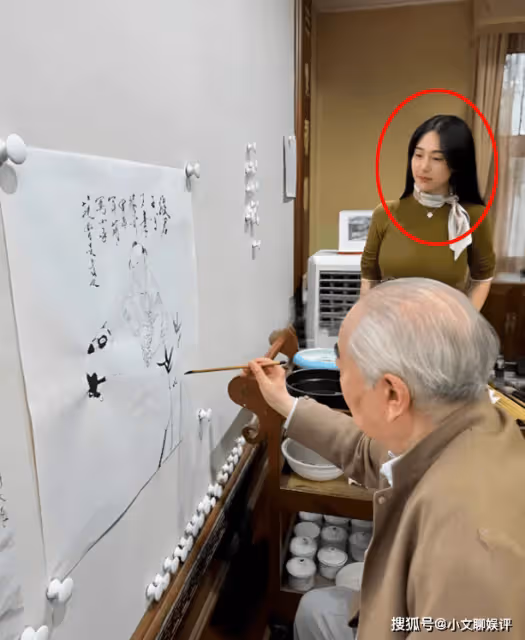 闢謠!書畫家范曾嬌妻不是模特艾尚真,媒體人曝36歲徐萌真實身份