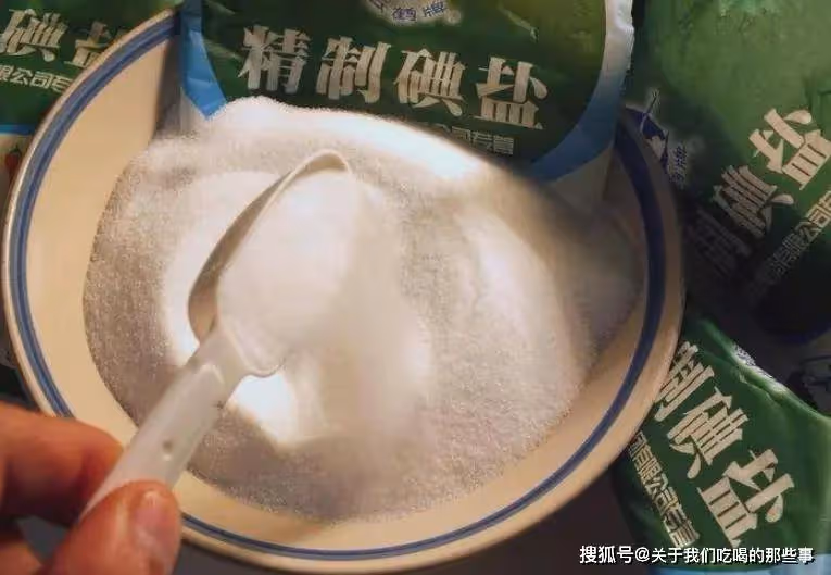 買食用鹽，挑「海鹽」還是「精鹽」？早知早受益，學會再買不吃虧