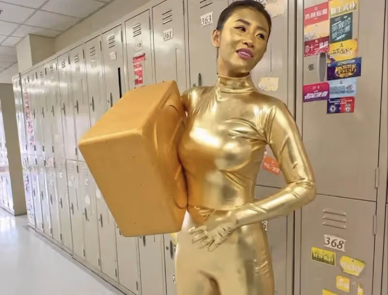 TVB新人女星扮人肉獎盃,滿臉塗成金色,連體服太薄未穿打底內衣