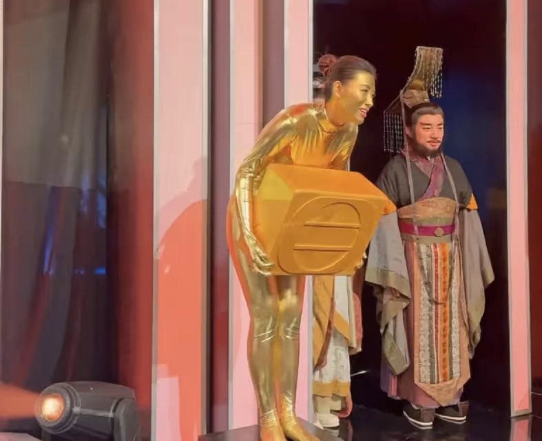 TVB新人女星扮人肉獎盃,滿臉塗成金色,連體服太薄未穿打底內衣