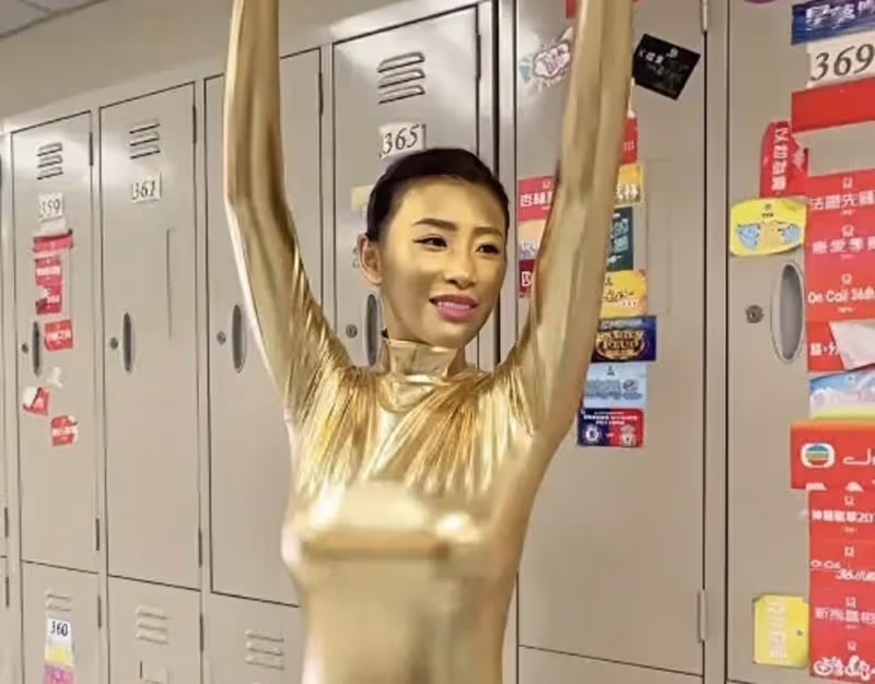 TVB新人女星扮人肉獎盃,滿臉塗成金色,連體服太薄未穿打底內衣