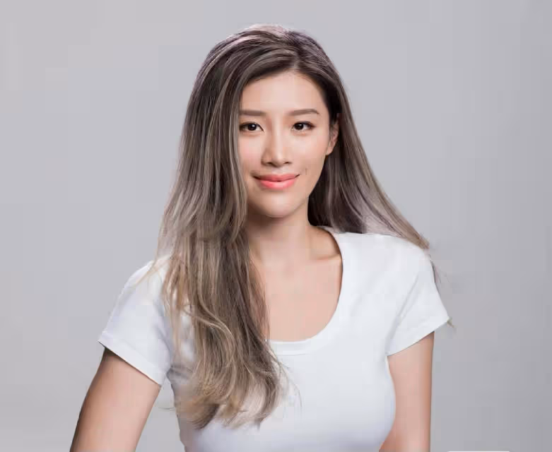 TVB新人女星扮人肉獎盃,滿臉塗成金色,連體服太薄未穿打底內衣